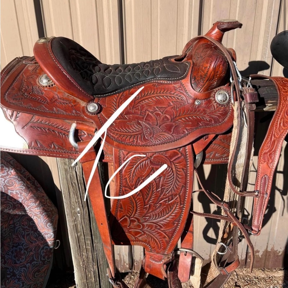 Selling this saddle that bought about a year ago Very comfortable not too heavy
